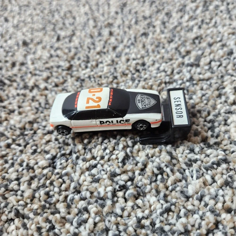 Vintage 1990 MATCHBOX 2000-MAGNETIC KEY SENSOR D-21 POLICE CAR Rare Original Old
